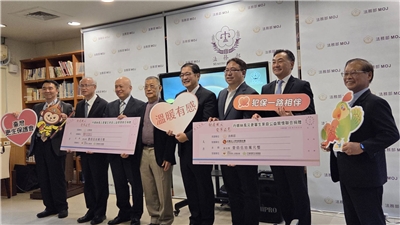 法務部攜手兩大慈善基金會，助更馨生家庭災後重建。(劉玉秋攝)