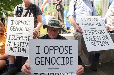 英國曼徹斯特抗議者要求警方取消對巴勒斯坦行動組織的取締。(路透社/達志影像)