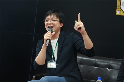前衛出版社主編鄭清鴻