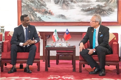 索馬利蘭共和國外交暨國際合作部長巴卡曼（H.E. Abdirahman Dahir Adam，左）與外交部政務次長吳志中（右）晤談。(圖 : 外交部)