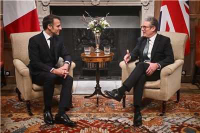 法國總統馬克宏(Emmanuel Macron)(左)、英國首相施凱爾(Keir Starmer)(右)。資料照。