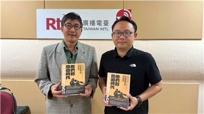 曾令毅（右）與主持人廖志峯合影