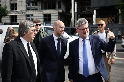 法國外交部長巴霍(Jean-Noel Barrot)(前中)抵達基輔，開始為期2天的訪問。(X@jnbarrot)
