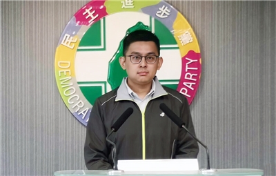 民進黨中央黨部大門招牌20日遭民眾扔擲雞蛋，發言人卓冠廷對此表示已完成蒐證報警處理。 資料照。(劉玉秋 攝)