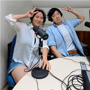 來賓宜蘭(左)與主持人亞特(右)