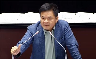 立法院會4日三讀通過修正「公平交易委員會組織法」。圖為民進黨立委莊瑞雄質疑藍白立委將政黨利益凌駕於公共利益之上。(翻攝國會頻道)
