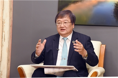 衛福部長邱泰源14日接受央廣專訪。(江麗華 攝)