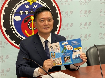 航港局副局長陳賓權11日呼籲民眾搭乘客船出遊時，務必留意6大安全事項，謹記「三要、三不要」。(吳琍君攝)