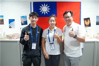 德國世大運開幕，由擊劍好手陳弈通(左)、網球女將楊亞依(右)擔任掌旗官。