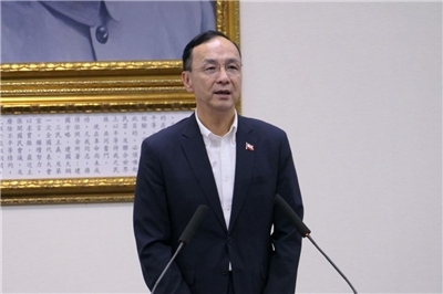 國民黨主席朱立倫今天(9日)在中常會發表談話表示，立法院正在審議新台幣4100億元特別條例草案，重申普發現金1萬元主張，認為經濟補貼預算應從930億元規模，增加為3200億元，才能刺激台灣經濟。(趙婉淳 攝)