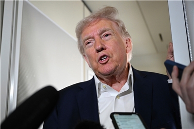 美國總統川普(Donald Trump)在空軍一號(Air Force One)發表談話。資料照片(AP/達志影像)