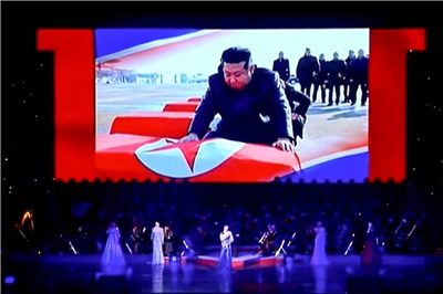 北韓公布的電視畫面顯示，北韓領導人金正恩為在俄烏戰爭喪命的北韓士兵的棺木覆蓋國旗。(AFP)