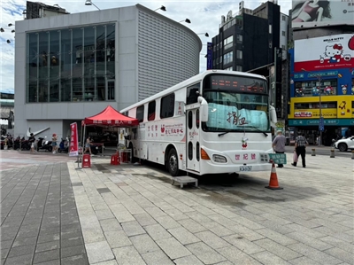 食藥署：捐血年齡有條件放寬至16歲。圖為捐血車。