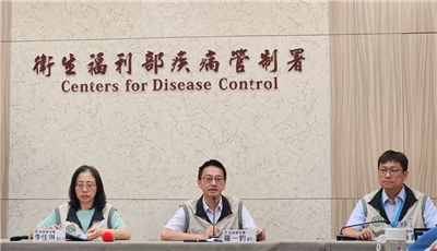 疾管署發言人羅一鈞(中)1日表示，預估暑假期間腸病毒疫情仍會持續上升。(劉品希 攝)