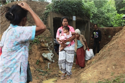 圖為泰柬邊境居民逃離避難。