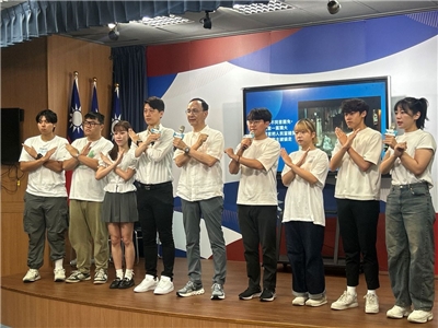 國民黨主席朱立倫(中)21日偕同青年朋友，共同號召民眾7月26日出門投下不同意罷免票。(趙婉淳 攝)