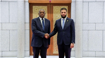 英國外交大臣拉米(David Lammy)在敘國首都大馬士革會見敘國新任領袖夏拉(Ahmed al-Sharaa)。 (圖:X@DavidLammy)