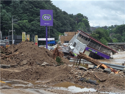 首爾東北部城市加平一家便利商店因暴雨倒塌。(韓聯社AFP)