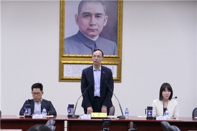 國民黨主席朱立倫今天(2日)在中常會發表談話表示，國民黨向來重視國家安全，主張編列國防特別預算，若金額規模超過GDP 3%，也願意支持。(趙婉淳 攝)
