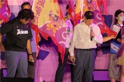 反共護台志工聯盟今天(24日)晚間在凱道舉辦大型造勢晚會，金馬影帝陳慕義、導演王小棣、作家楊双子與反共護台志工聯盟發起人曹興誠接力宣講，冒雨號召公民726站出來「罷免投同意」 。（劉玉秋攝）
