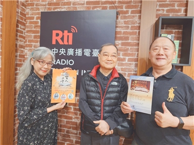 台灣之音Voice to the World節目主持人介文，專訪宇宙光百人大合唱負責人容耀老師與團員陳治生