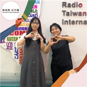 《新住民心力量》憑著一雙巧手培育烘焙人才─主持人彭翠瑛(左)與來賓卞柔勻(右)。