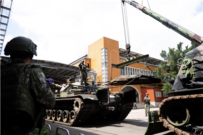 漢光演習進入第8天，陸軍後勤指揮部第三支部，16日上午與裝甲584旅，配合執行「戰車野戰修護」操演，模擬戰時CM11戰車故障，由三支部派遣「前支組」進行野戰搶修。(楊仁翔 攝)