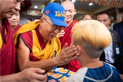 達賴喇嘛慶90大壽，戴Team Taiwan帽看三太子表演。 (圖:FB/14thGyalwaRinpoche)
