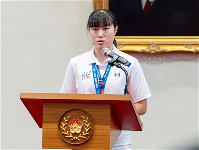 總統賴清德31日在總統府接見「2025年第32屆萊茵魯爾夏季世界大學運動會代表團」選手、教練及隊職 員，世大運跆拳道品勢項目金牌選手陳歆雅代表致詞。 (圖:總統府)