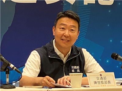 交通部長陳世凱3日針對外界質疑賴總統日前拋出，國軍登機後，若商務艙還有空位，應自動協助升等的做法，強調此舉是在不影響航空公司商業運作下，歡迎航空公司禮遇我們的國軍。(吳琍君攝)