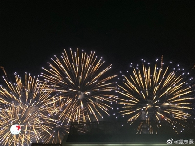 「2025大稻埕夏日節」於8月6日至8月30日熱力登場！4場主題煙火秀與5場音樂展演，搭配絢麗燈飾點亮河岸，打造最浪漫迷人的仲夏夜。