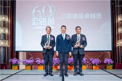 交通部長陳世凱(中)1日在公路節60周年慶祝大會上，特別頒發「公路建設卓越獎」給公路局長陳文瑞(左)與即將於2日退休的高公局長趙興華(右)。(圖 : 公路局)