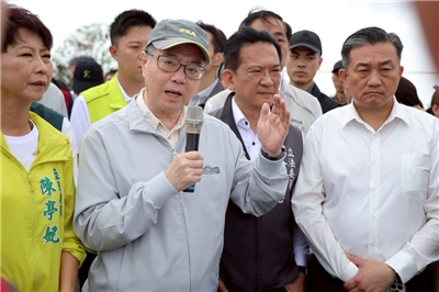 圖為行政院長卓榮泰29日前往台南白河區勘災。(圖：行政院提供)