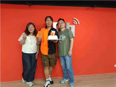 兩位主持人林文華（左）與張振偉（右）共同為張啓樂主持（中）慶祝生日。