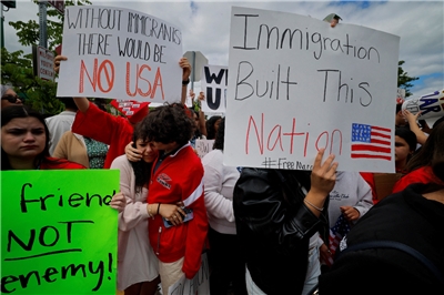 美國人對移民政策的看法在過去一年中發生了巨大轉變。示意資料照。圖為民眾6月1日聲援遭移民及海關執法局(ICE)探員拘留的高中生達西瓦。(路透社/達志影像)