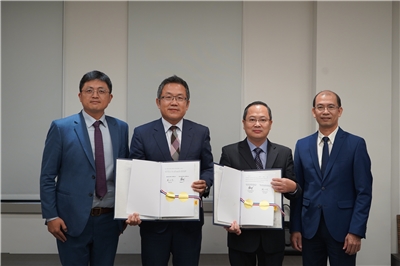 (左起)教育部林伯樵主任秘書、駐越南台北經濟文化辦事處劉世忠大使、駐台北越南經濟文化辦事處潘喬鍾代表及越方官員簽約合照。 (圖:教育部)