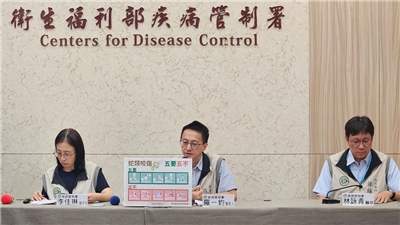 疾管署發言人羅一鈞(中)29日表示，新生兒腸病毒疫情估至少流行至8月底。(劉品希 攝)