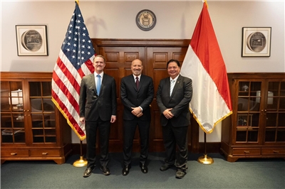 印尼經濟統籌部長艾朗嘉(Airlangga Hartarto)(右)與美國商務部長盧特尼克(Howard Lutnick)(中)和美國貿易談判代表葛里爾(Jamieson Greer)(左)在華府進行了會晤。(圖：Airlangga Hartarto臉書)