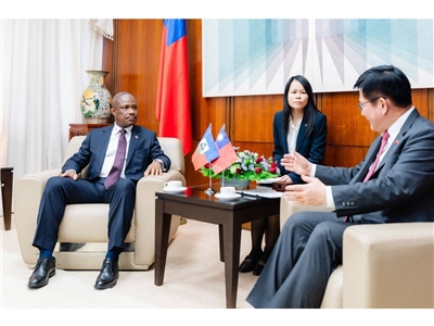 外交部長林佳龍(右)與海地外長蔣伯狄(Jean-Victor Harvel Jean-Baptiste，左)會晤，就海地政治社會情勢以及雙邊合作交換意見 (外交部提供)