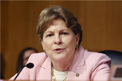 美國參議院外委員民主黨首席議員夏亨(Jeanne Shaheen)。(AFP資料照片)