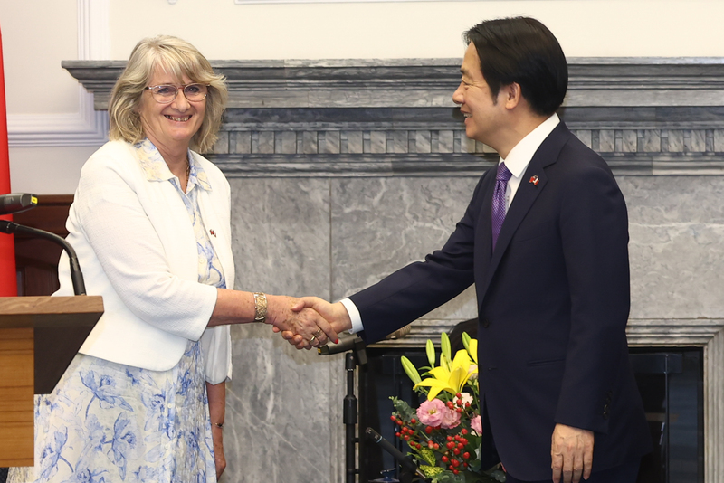 總統賴清德（右）6月12日上午在總統府接見法國國民議會友台小組訪問團，與主席巴緹斯黛（Marie-Noelle Battistel，另譯：帕媞斯黛）（左）握手致意。 (圖：中央社)