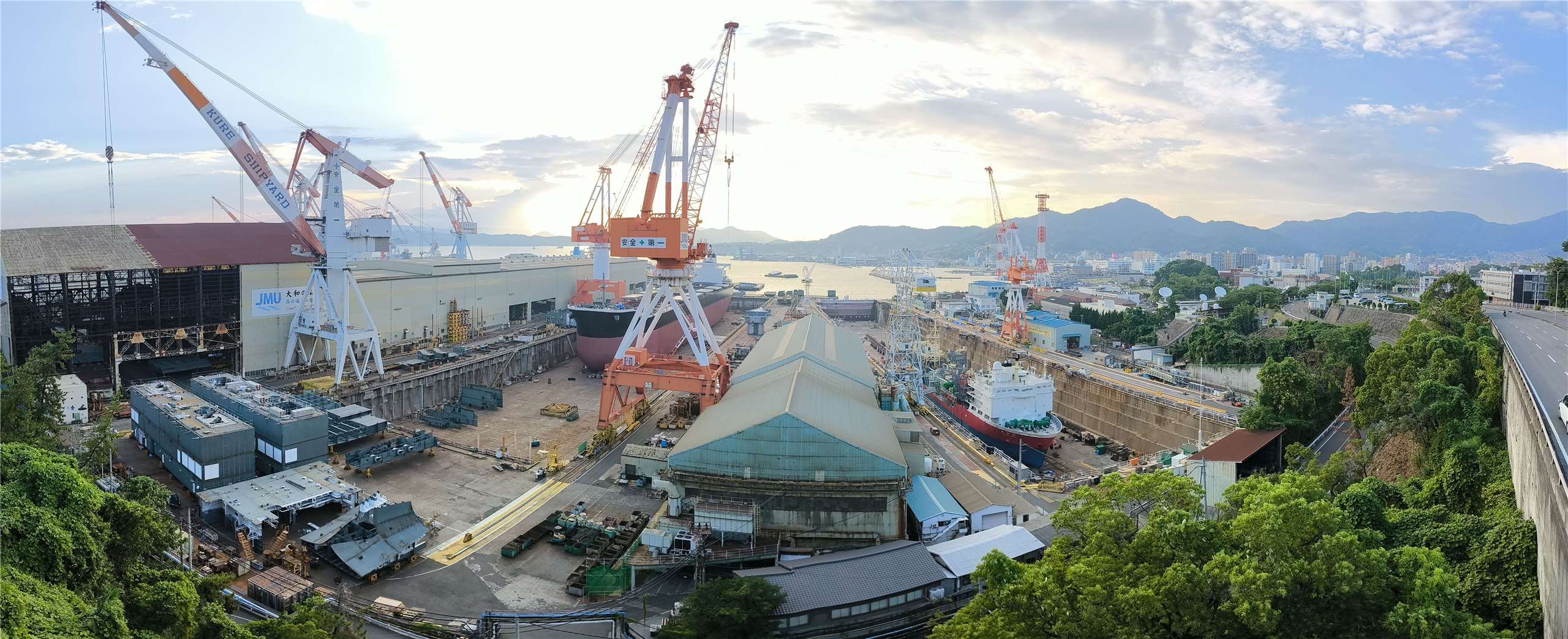 站在「看見歷史的山丘」上，可以俯瞰吳港的船塢，心神領會舊日本海軍時期此處的繁榮風采。（于倉和提供）