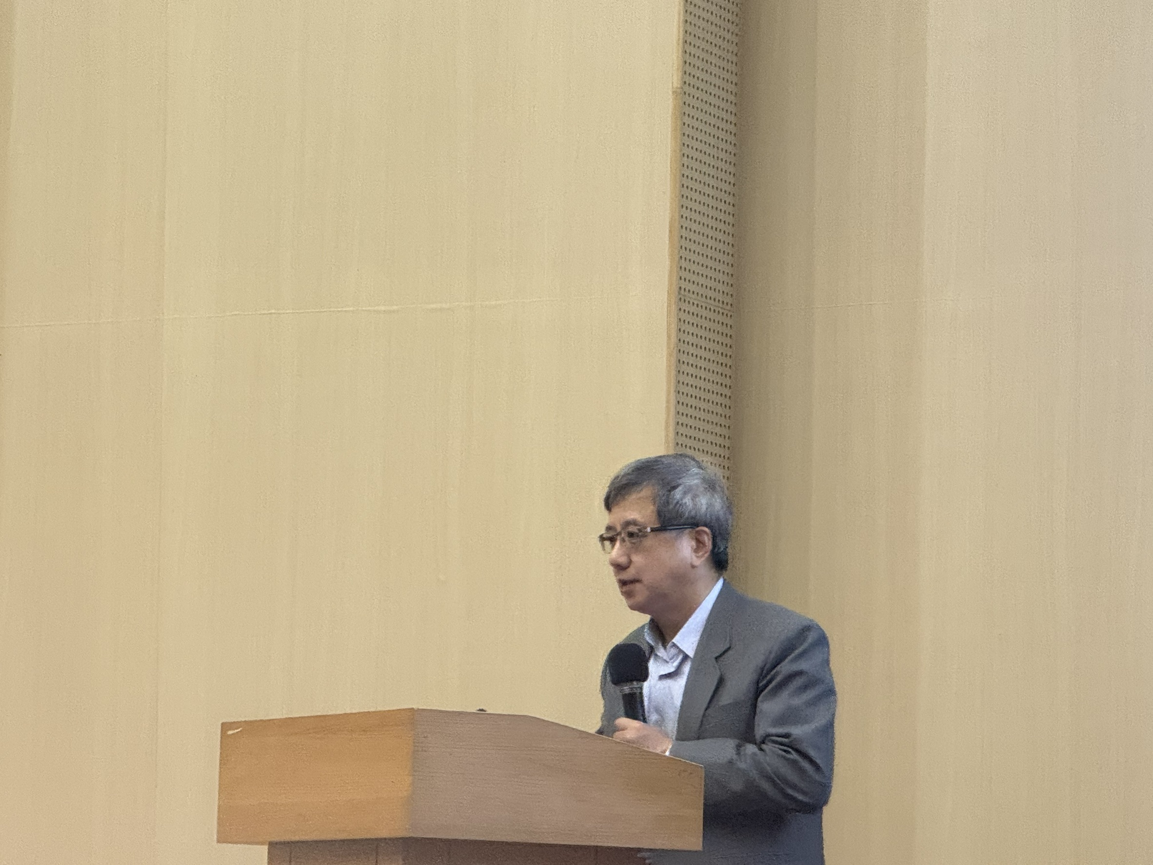 中經院一所所長劉孟俊指出，台灣夾在美中競爭當中，貨幣政策應要以「制度韌性」為核心。(謝佳興 攝)