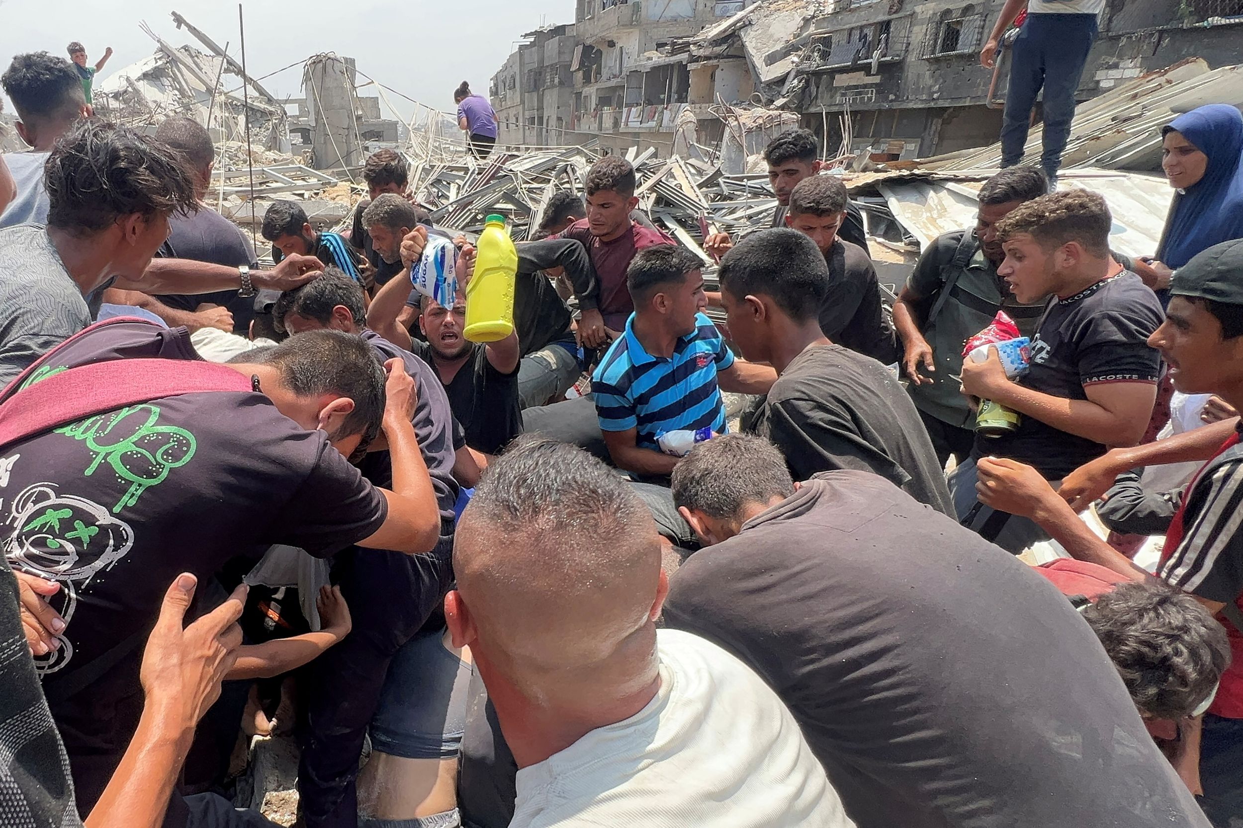 加薩走廊民眾爭相接收軍機投下的人道包裹。(資料照片)