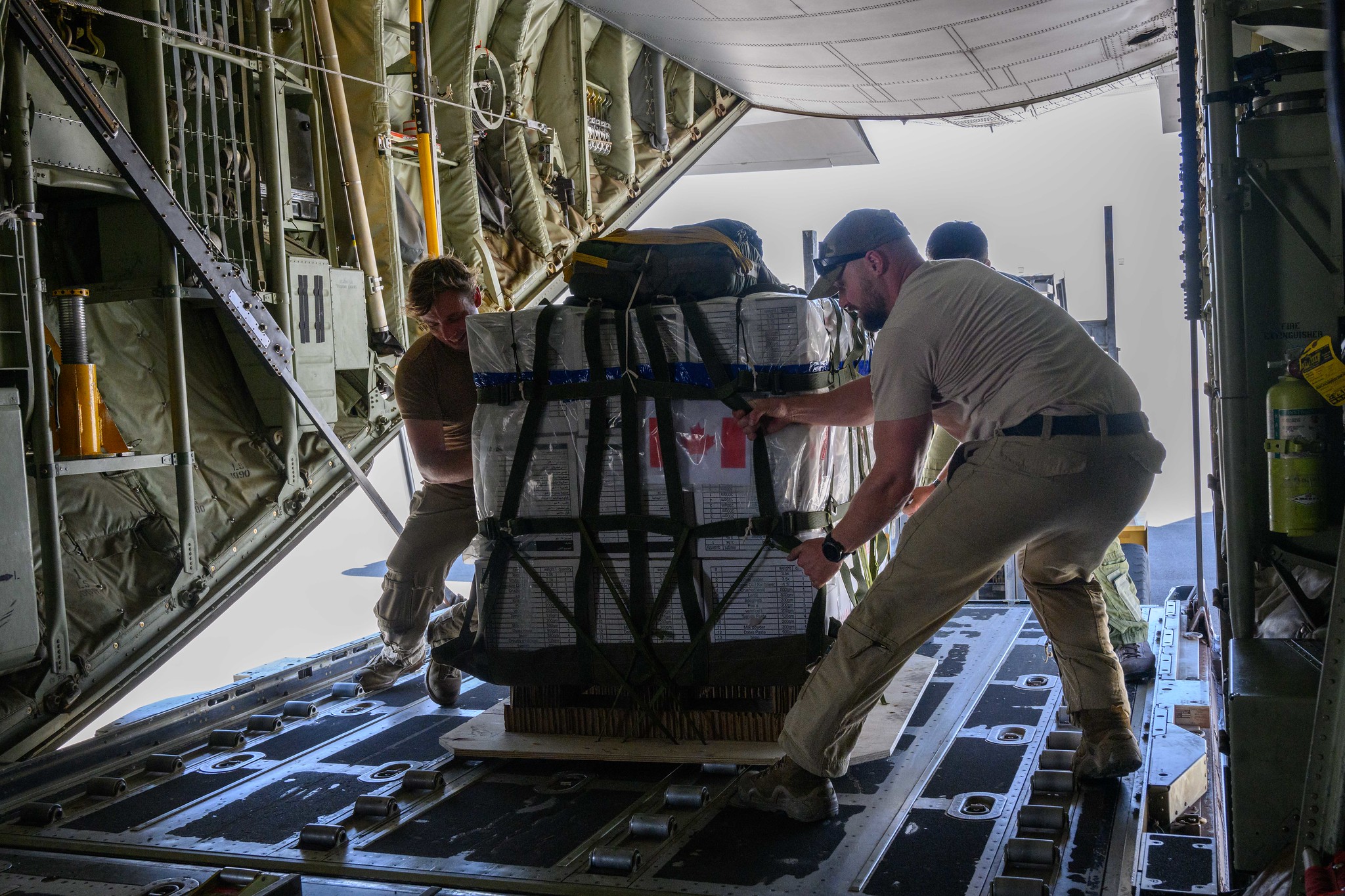 加拿大4日向加薩空投人道援助物資。 (圖:X@CanadianForces)