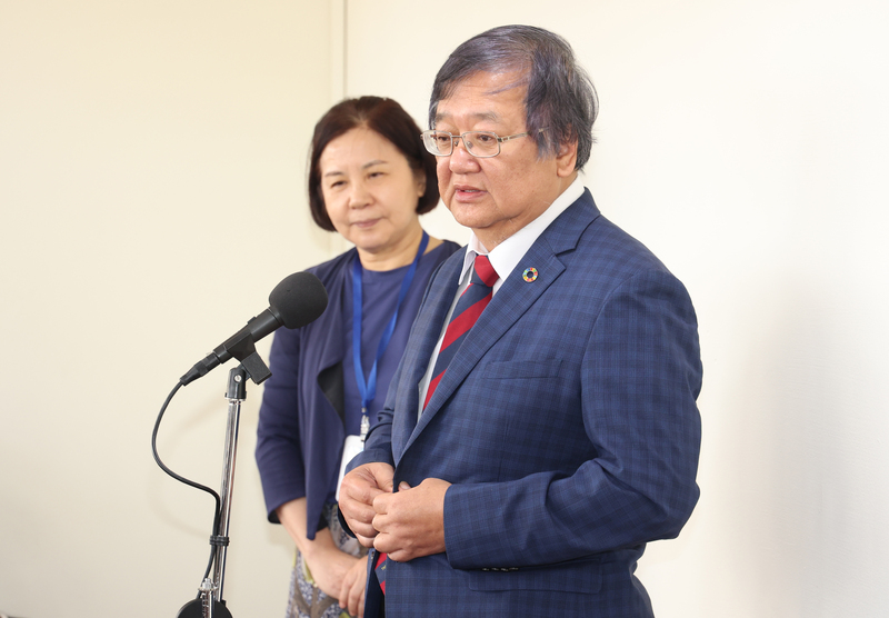 外界盛傳美豬、美牛產地標示恐成台美關稅談判籌碼，衛福部長邱泰源（右）6日在立法院受訪表示，這牽涉關稅談判內部細節，無法代表關稅小組說明，若有具體成果，將由關稅小組對外報告。