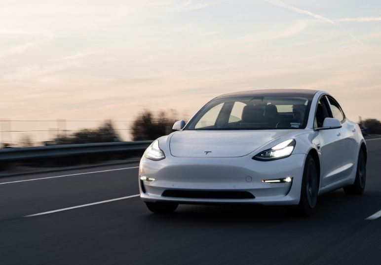 財政部關務署今天(18日)表示，今天開始啟用線上申辦退還電動車輛貨物稅作業，提供一站式申請服務。 (示意圖/Carter Baran/Unsplash)