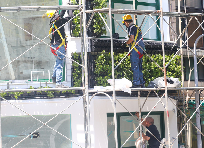 圖為台北市中山區工人在烈日之下工作。資料照片(中央社)