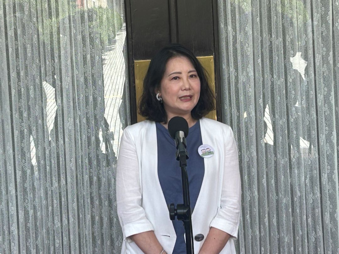 民進黨團幹事長吳思瑤今天(8日)在議場前接受媒體採訪。(趙婉淳 攝)