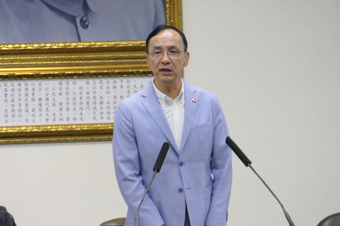 第二波立委罷免案及「重啟核三」公投倒數計時，國民黨主席朱立倫今天(20日)在中常會發表談話時表示，國民黨在首波立委罷免案，全數守住24席藍委，最近黨內出現鬆懈的狀況，覺得剩下7席藍委選情很穩，但此說法非常危險。(趙婉淳 攝)